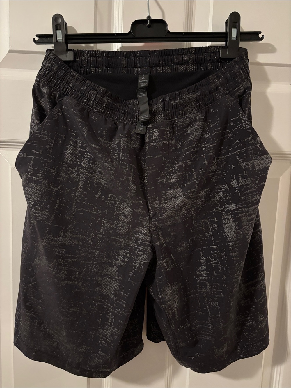 lululemon athletica Men's Black Patterned Jogger Shorts